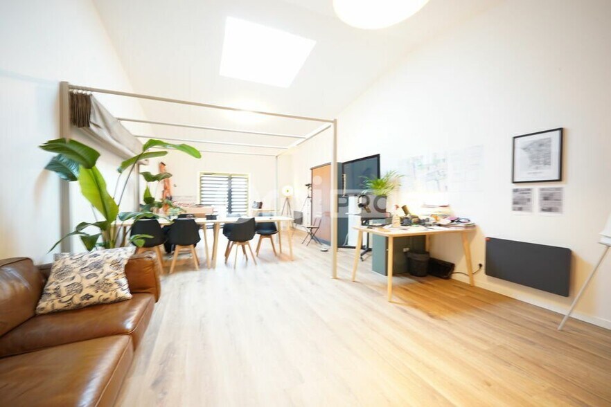 Office in Givors for lease - Building Photo - Image 2 of 4