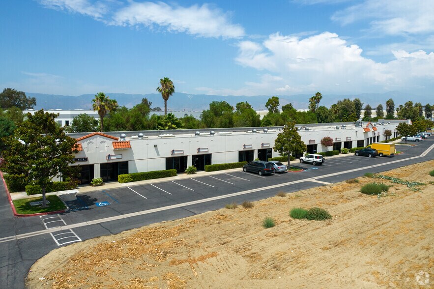 671 E Cooley Dr, Colton, CA à louer - Photo du bâtiment - Image 2 de 9