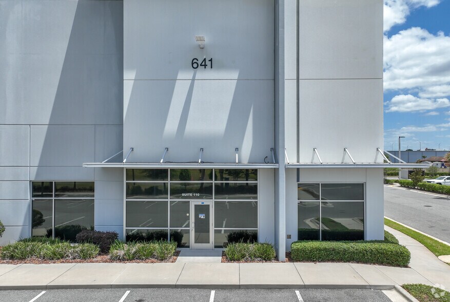 641 E Crown Point Rd, Ocoee, FL à louer - Photo du bâtiment - Image 2 de 8