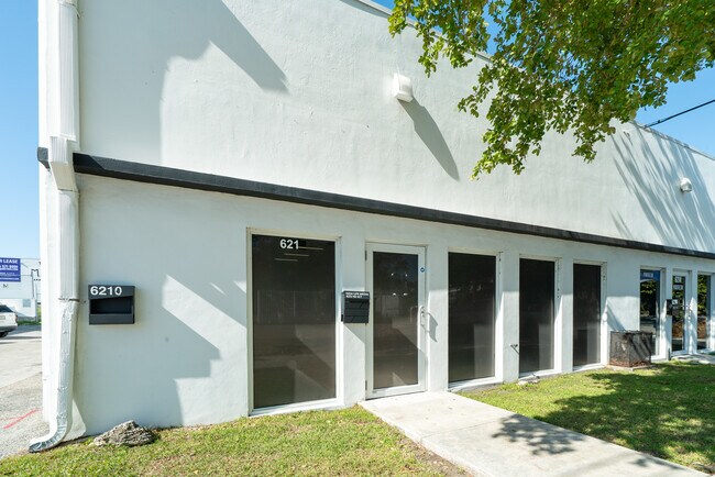 Plus de détails pour 6212 NE 4th Ct, Miami, FL - Industriel à louer