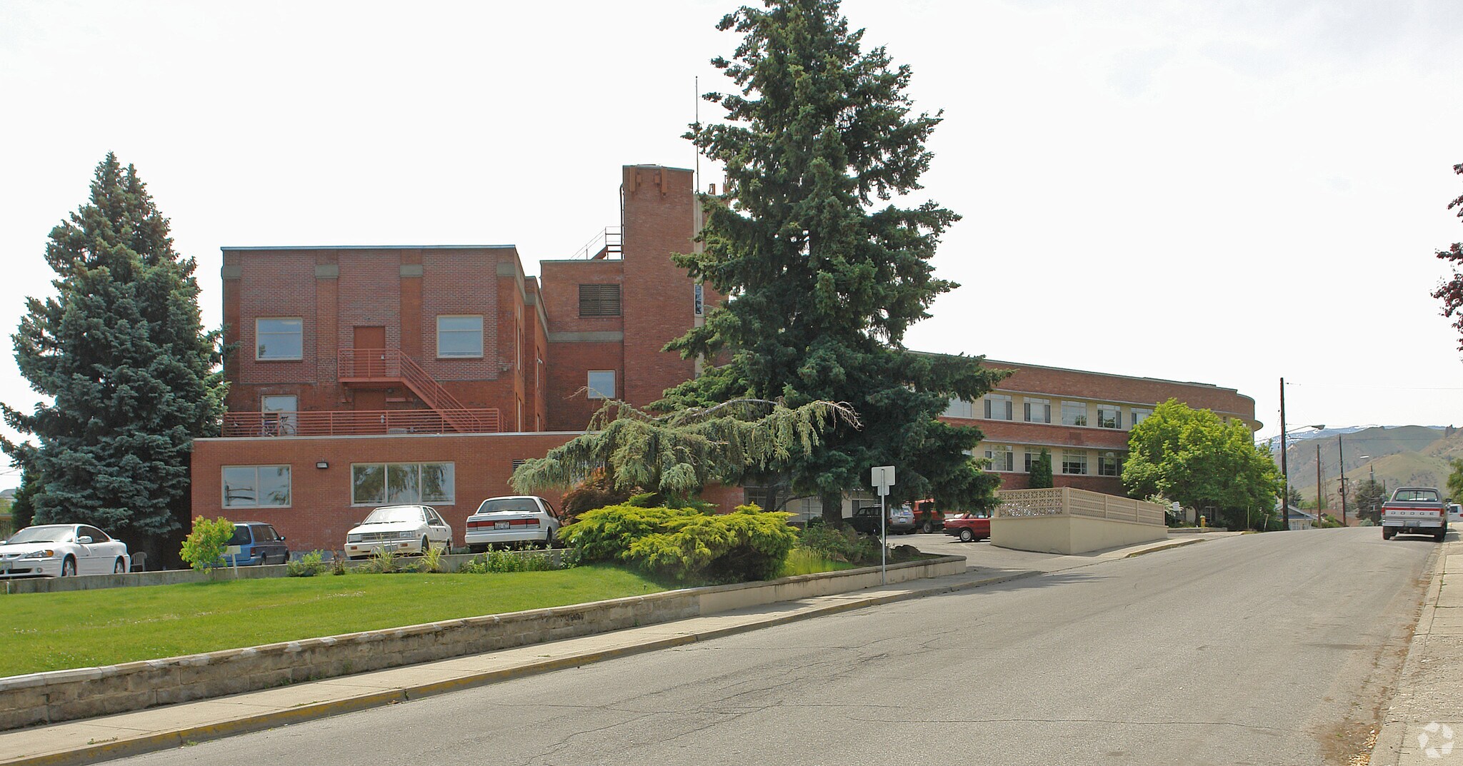 300 S Okanogan Ave, Wenatchee, WA à louer Photo principale- Image 1 de 12