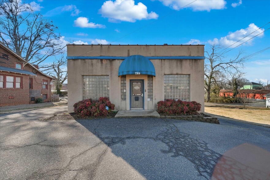 729 1st Ave SW, Hickory, NC for sale - Building Photo - Image 2 of 13