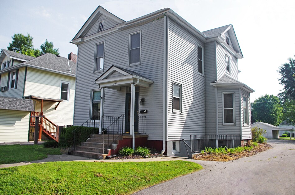 232 S Buchanan St, Edwardsville, IL à louer Photo du bâtiment- Image 1 de 24