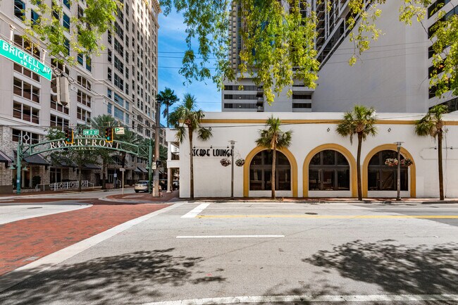 Plus de détails pour 145 SW 1st Ave, Fort Lauderdale, FL - Commerce de détail à louer