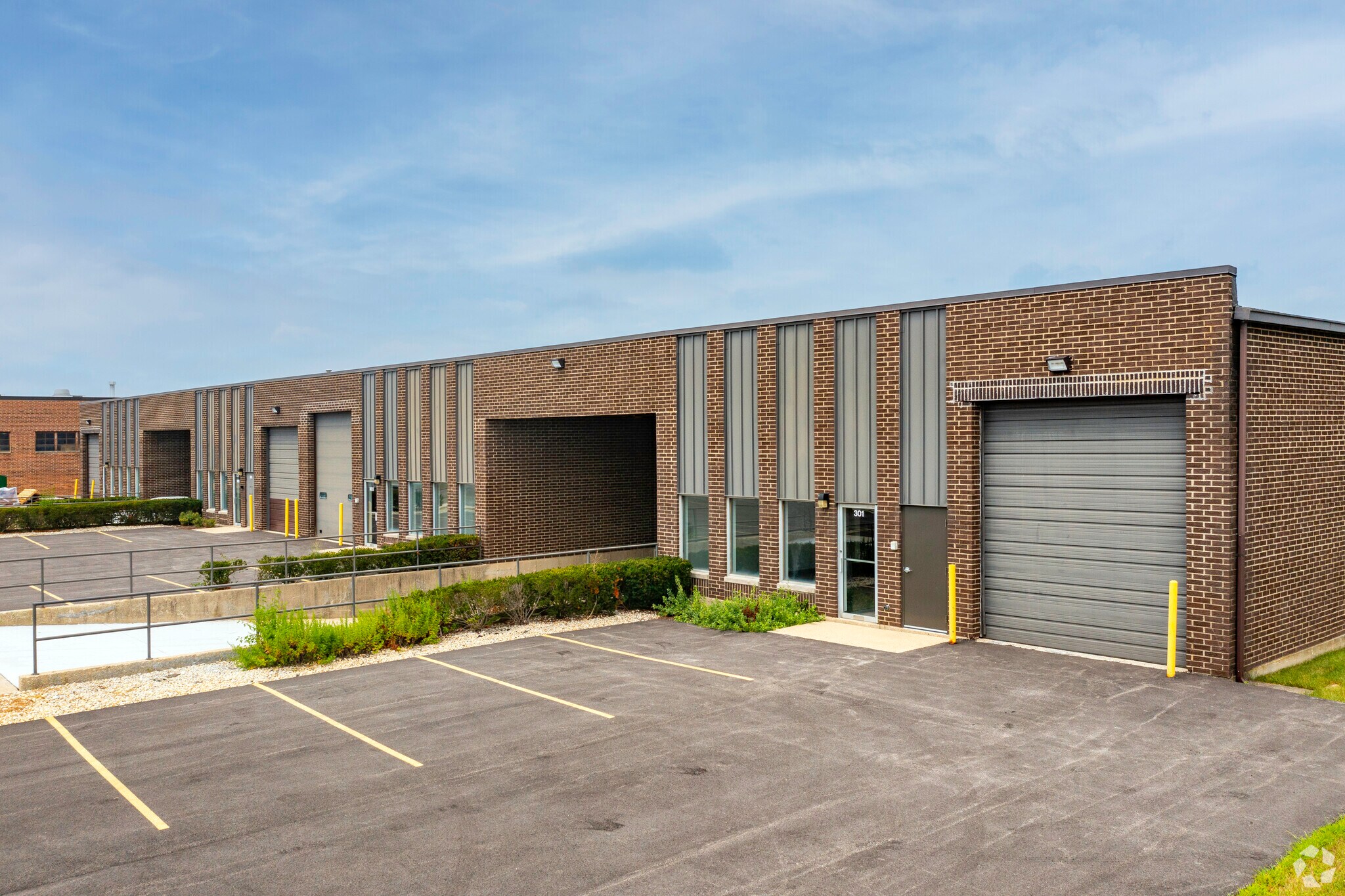 301-307 Eisenhower Ln S, Lombard, IL for lease Primary Photo- Image 1 of 5
