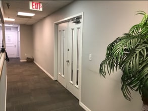 5350 Gulf of Mexico Dr, Longboat Key, FL for lease Interior Photo- Image 2 of 17