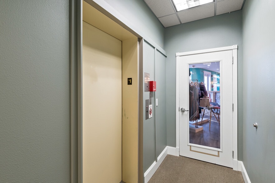 105 1st St, Langley, WA for sale - Interior Photo - Image 2 of 32