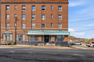 106 Herman Ave, Wilmerding, PA à louer Photo du bâtiment- Image 2 de 29