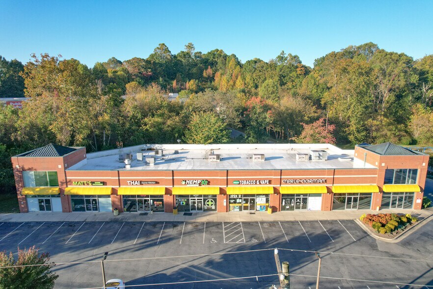 3743 Battleground Ave, Greensboro, NC à louer - Photo du bâtiment - Image 2 de 6