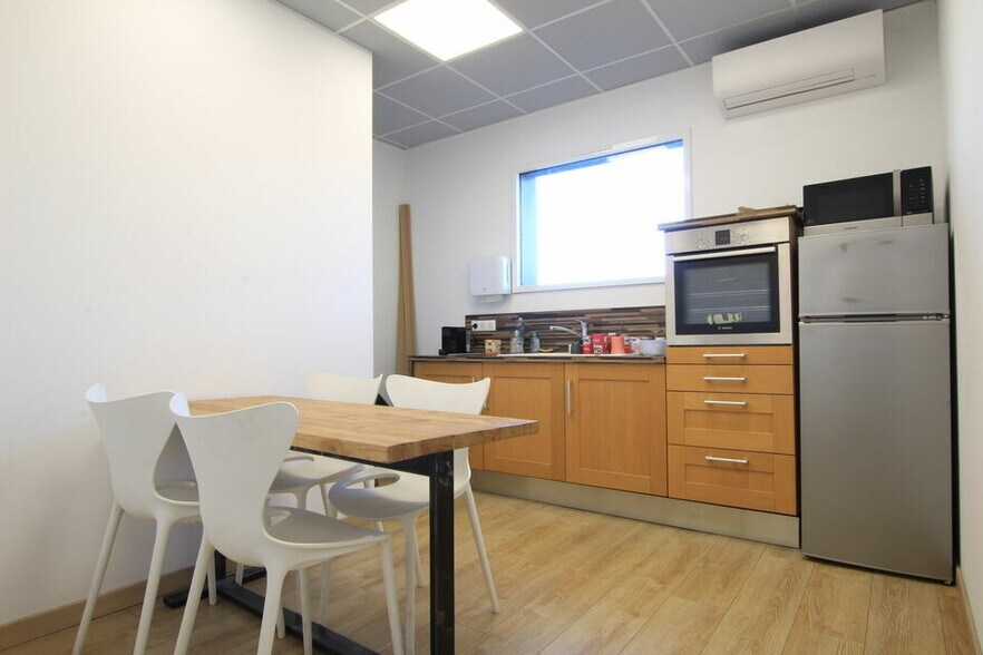Office in Saint-Just for lease - Interior Photo - Image 3 of 6