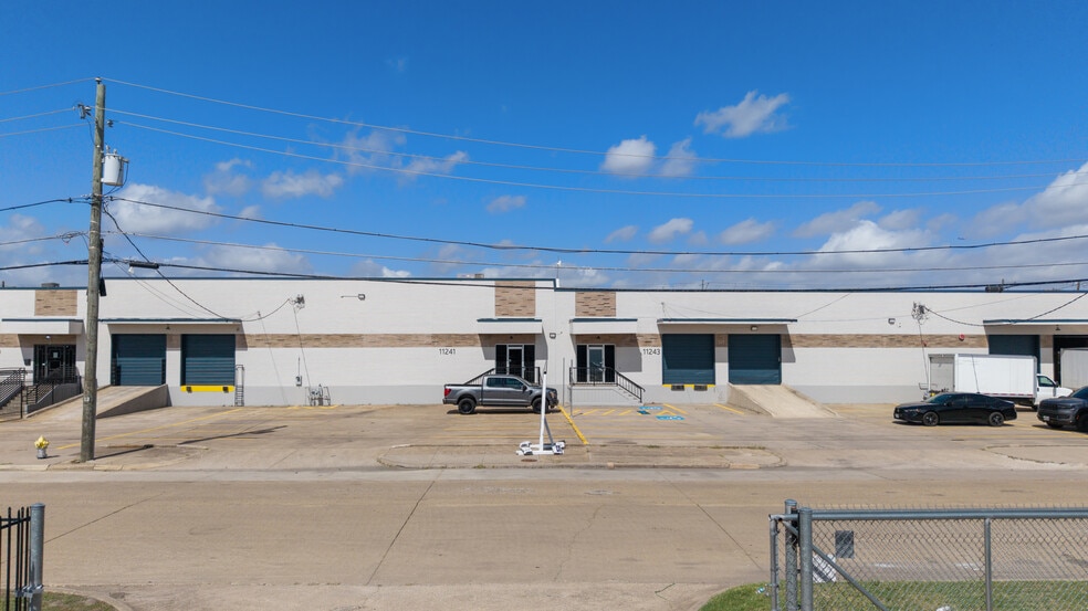 11233-11251 Leo Ln, Dallas, TX for lease - Building Photo - Image 2 of 8