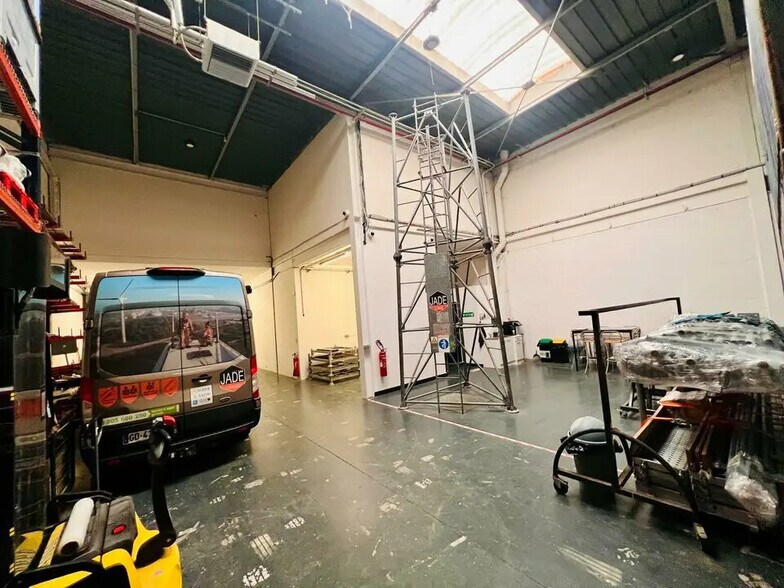 Flex dans Aubervilliers à louer - Photo du bâtiment - Image 2 de 14