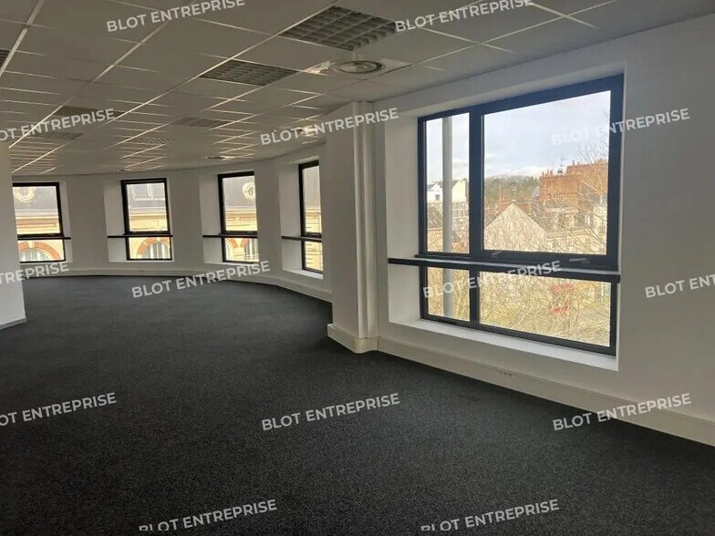 Office in Rennes for lease - Interior Photo - Image 3 of 14