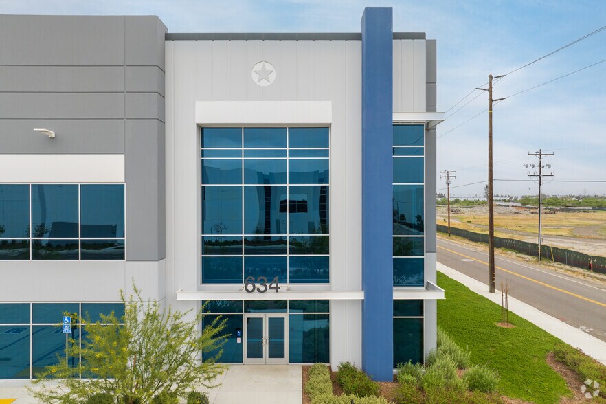 634 E Norman Rd, San Bernardino, CA à louer - Photo du bâtiment - Image 3 de 6