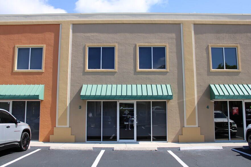 1035 Collier Center Way, Naples, FL à louer - Photo du bâtiment - Image 2 de 4