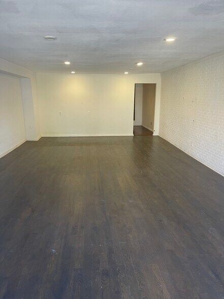 1421 Oakland St, Denton, TX for lease - Interior Photo - Image 2 of 4