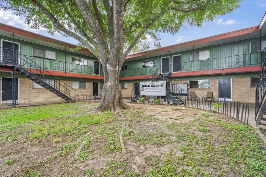 105 N Rockisland St, Angleton, TX for sale - Building Photo - Image 2 of 39