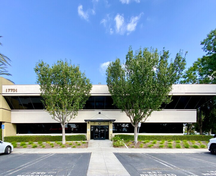 17701 Cowan, Irvine, CA à louer - Photo principale - Image 1 de 23