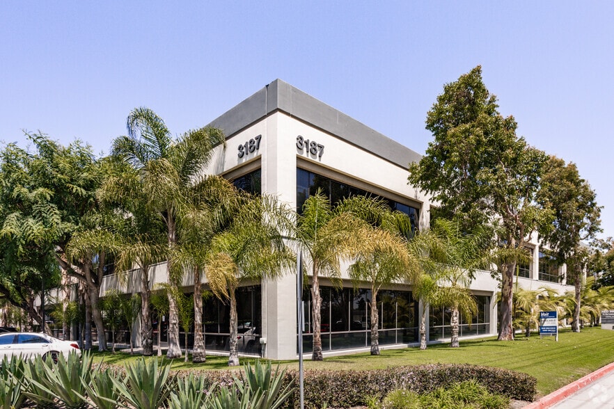 3187 Red Hill Ave, Costa Mesa, CA à louer - Photo du bâtiment - Image 2 de 14