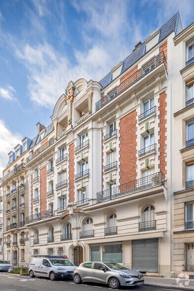 Multifamily in Paris for sale - Building Photo - Image 2 of 4