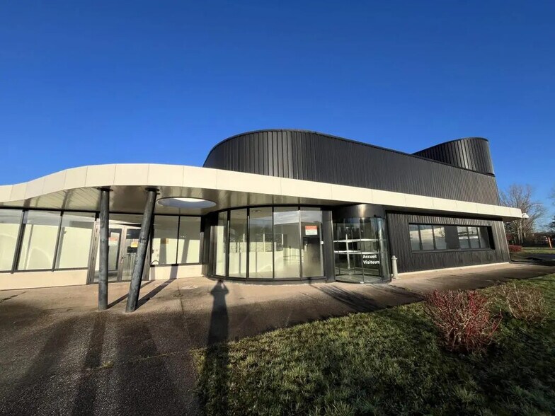 Industrial in Élancourt for lease - Building Photo - Image 1 of 11