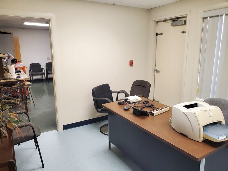 7857 Enon Dr, Hollins, VA for sale - Interior Photo - Image 2 of 28