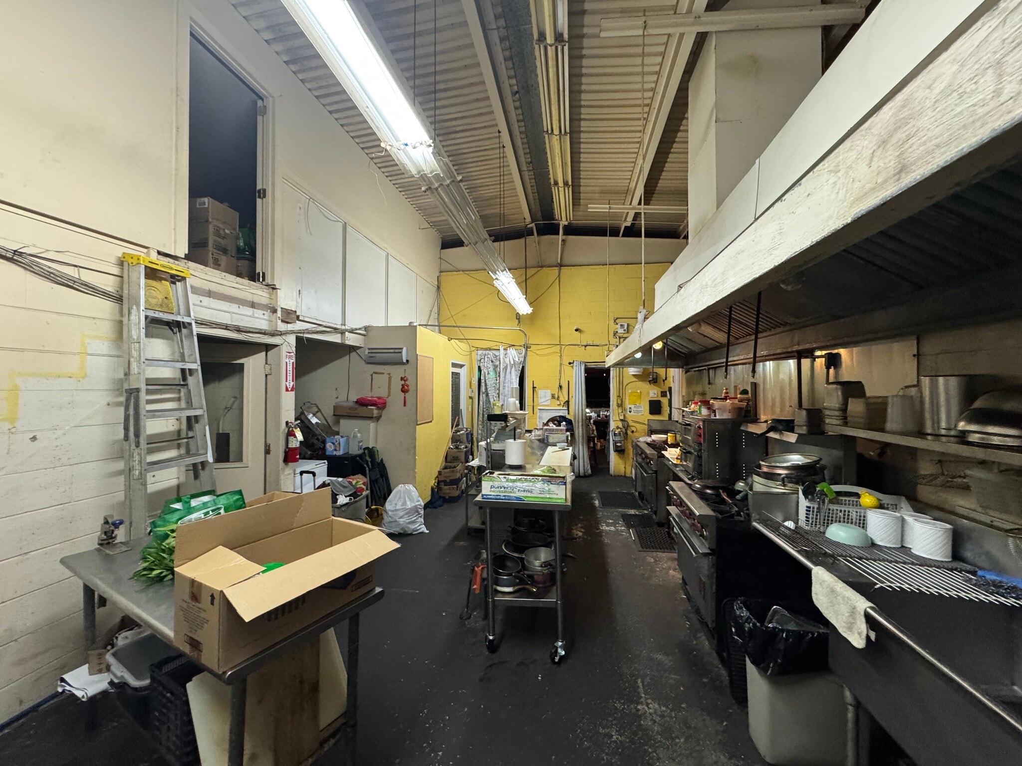 1336 Dillingham Blvd, Honolulu, HI for lease Interior Photo- Image 1 of 6