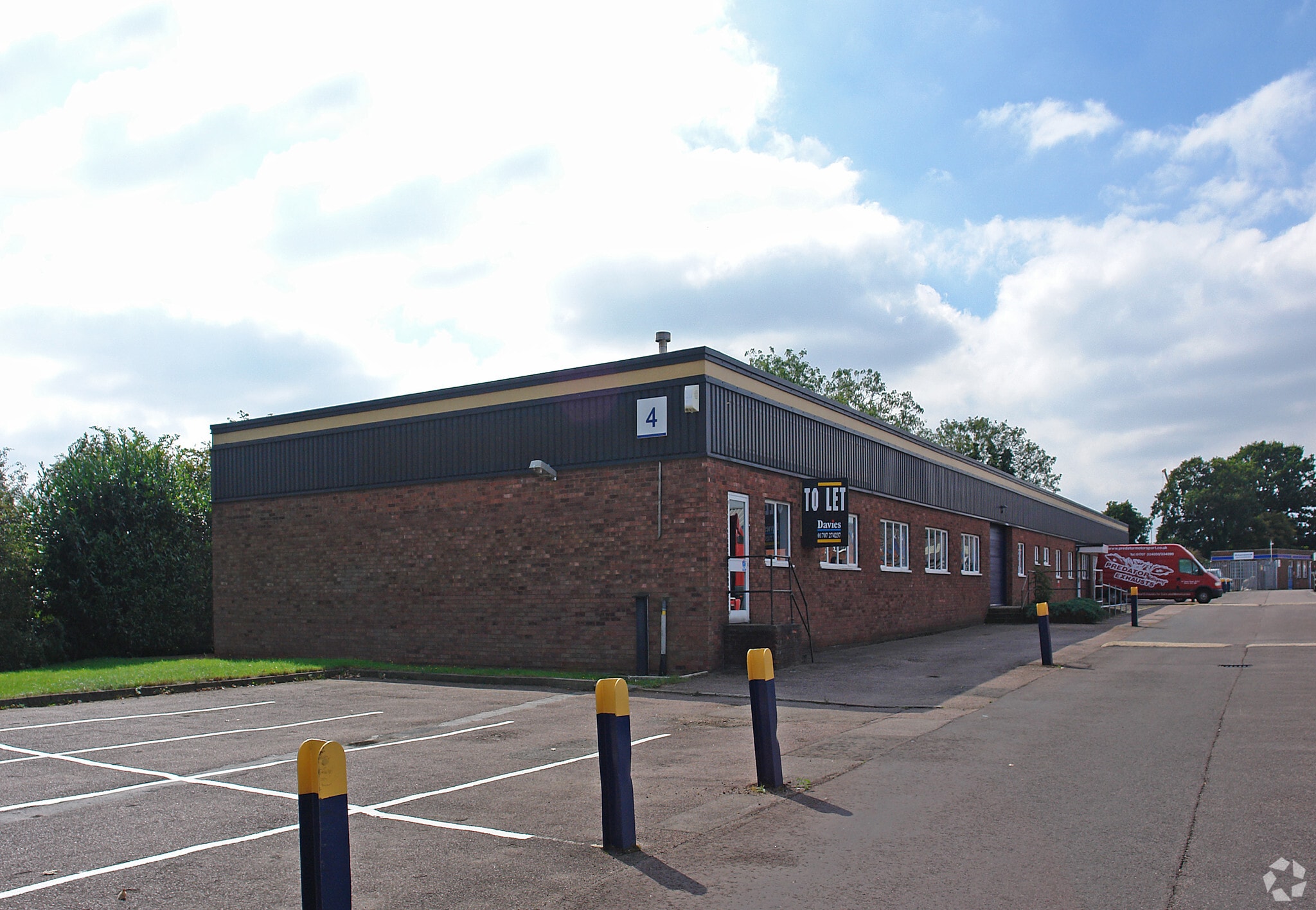 2-4 South Mundells, Welwyn Garden City for lease Primary Photo- Image 1 of 2