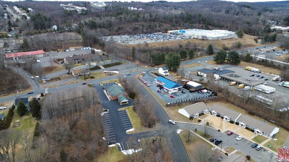 1009 New Haven Rd, Naugatuck, CT à vendre - Photo du bâtiment - Image 2 de 23