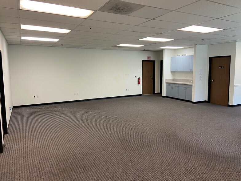 12707 Rives Ave, Downey, CA à louer - Photo du bâtiment - Image 3 de 16