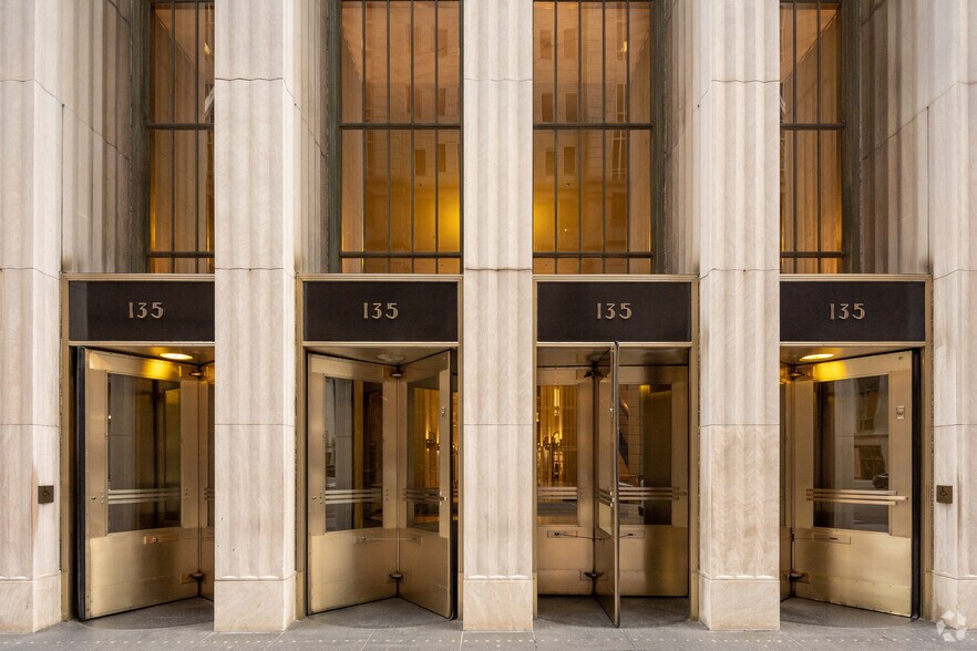 135 S LaSalle St, Chicago, IL à louer - Photo du bâtiment - Image 2 de 10