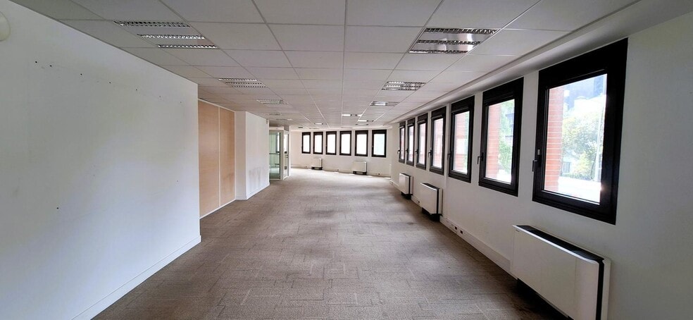 54 Rue Martre, Clichy for lease - Interior Photo - Image 2 of 17