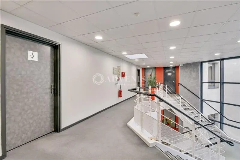 Office in Guyancourt for lease - Interior Photo - Image 2 of 5