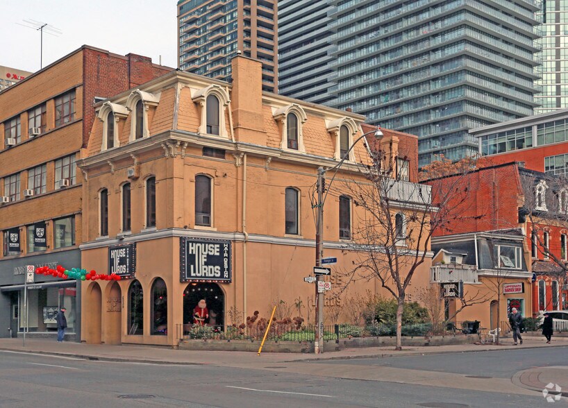 639 Yonge St, Toronto, ON à louer - Photo du bâtiment - Image 2 de 5