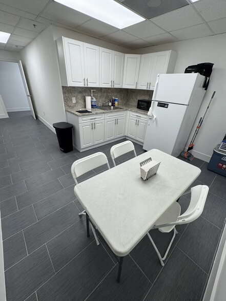 9302-9398 NW 101st St, Medley, FL for lease - Interior Photo - Image 2 of 6