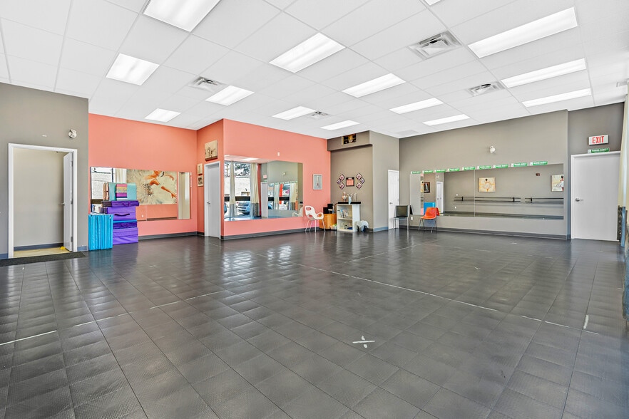 4916 50 Av, Lloydminster, AB for lease - Interior Photo - Image 3 of 31