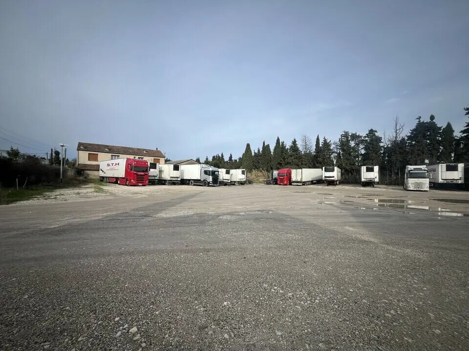 Terrain dans Châteaurenard à vendre Photo du bâtiment- Image 1 de 4