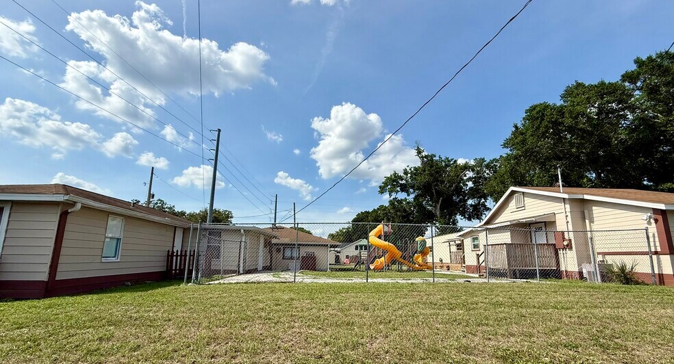 Versatile Opportunity on Michigan St. portefeuille de 2 propriétés à vendre sur LoopNet.ca - Photo du bâtiment - Image 2 de 8