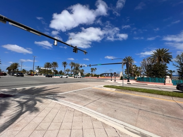 100 S Beach St, Daytona Beach, FL à louer - Photo du b timent - Image 3 de 5