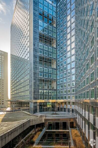 6 Place Des Degrés, Puteaux à louer - Photo du bâtiment - Image 3 de 3