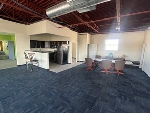 18222 Lanken Ave, Cleveland, OH à louer Photo intérieure- Image 1 de 1