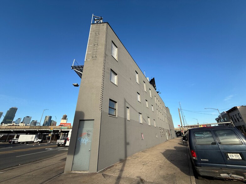 51-03 Van Dam St, Long Island City, NY à louer - Photo du bâtiment - Image 3 de 5