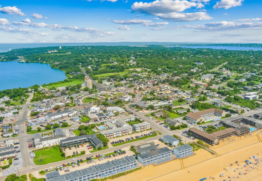 45 S Elmwood Ave, Montauk, NY à vendre - Photo du bâtiment - Image 3 de 9