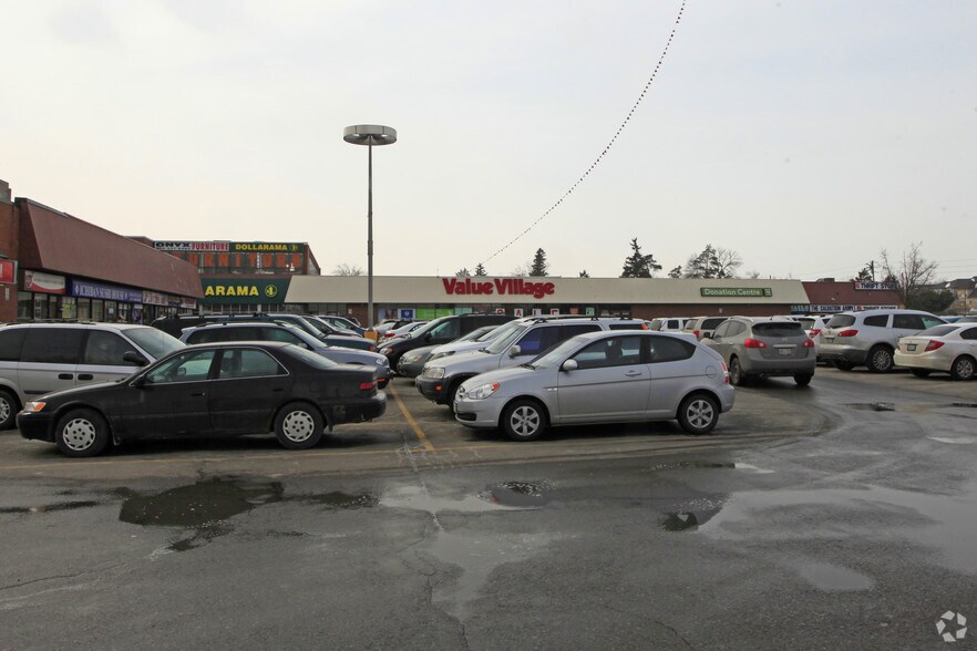 10620 Yonge St, Richmond Hill, ON à vendre - Photo du bâtiment - Image 2 de 4