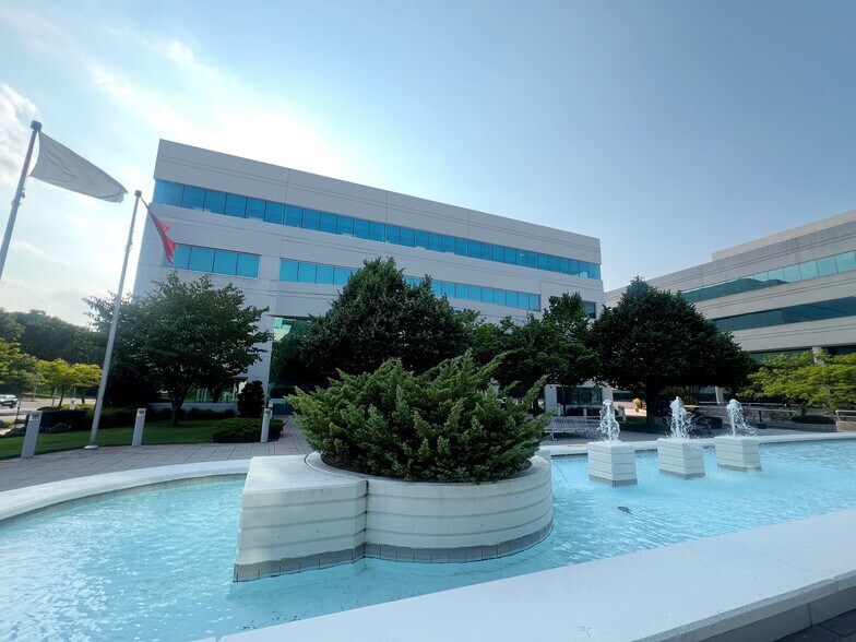 878 Veterans Memorial Hwy, Hauppauge, NY à louer - Photo du bâtiment - Image 2 de 15