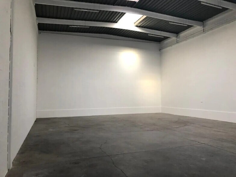 Flex in Bondoufle for lease - Building Photo - Image 1 of 9