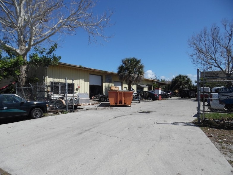 1180 Gillespie Ave, Sarasota, FL à vendre - Photo du bâtiment - Image 3 de 20