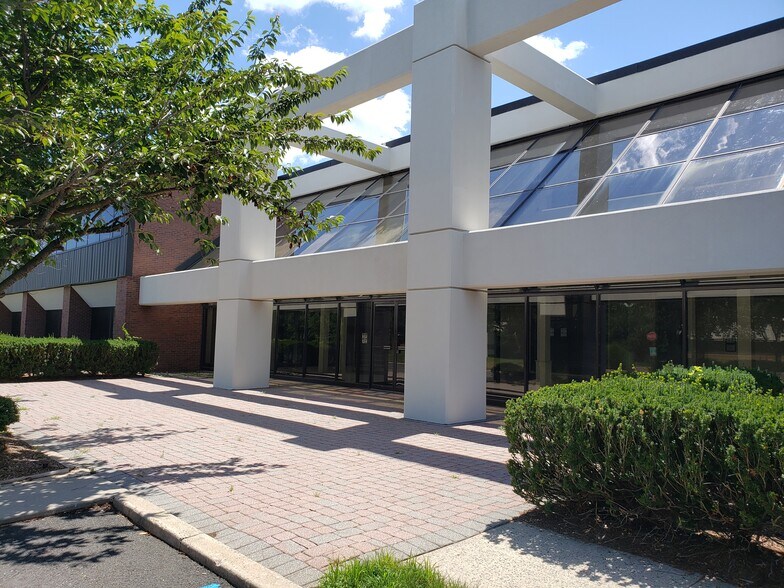 1 Riverview Dr, Somerset, NJ à vendre - Photo du bâtiment - Image 1 de 4