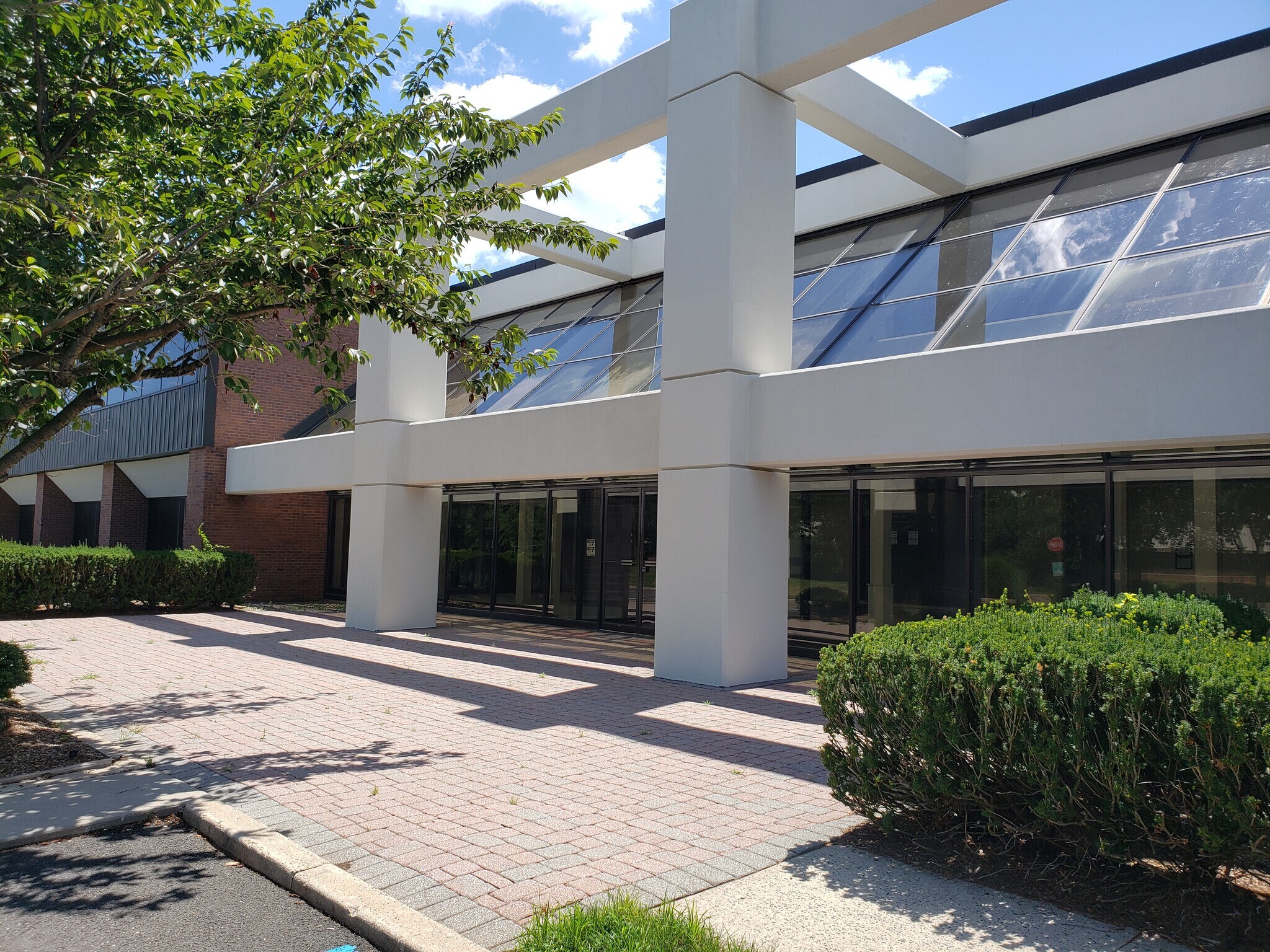 1 Riverview Dr, Somerset, NJ à vendre Photo du bâtiment- Image 1 de 5