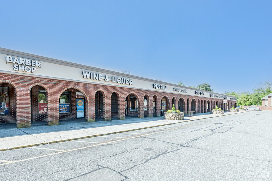 2-44 Colonial Springs Rd, Wyandanch, NY à louer - Photo du bâtiment - Image 3 de 6